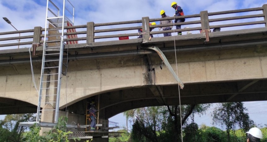 La reparaci&oacute;n del Puente Carrtetero avanza con la instalaci&oacute;n de andamios