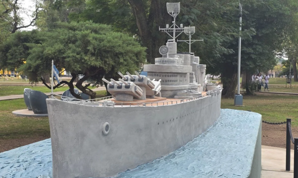 Ambrosetti inauguró una réplica del “A.R.A. General Belgrano” en homenaje a los Héroes de Malvinas