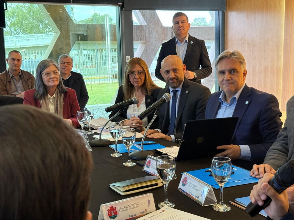 En una jornada inédita, Santa Fe mostró sus puertos a Córdoba para atraer clientes y consolidarse como polo exportador