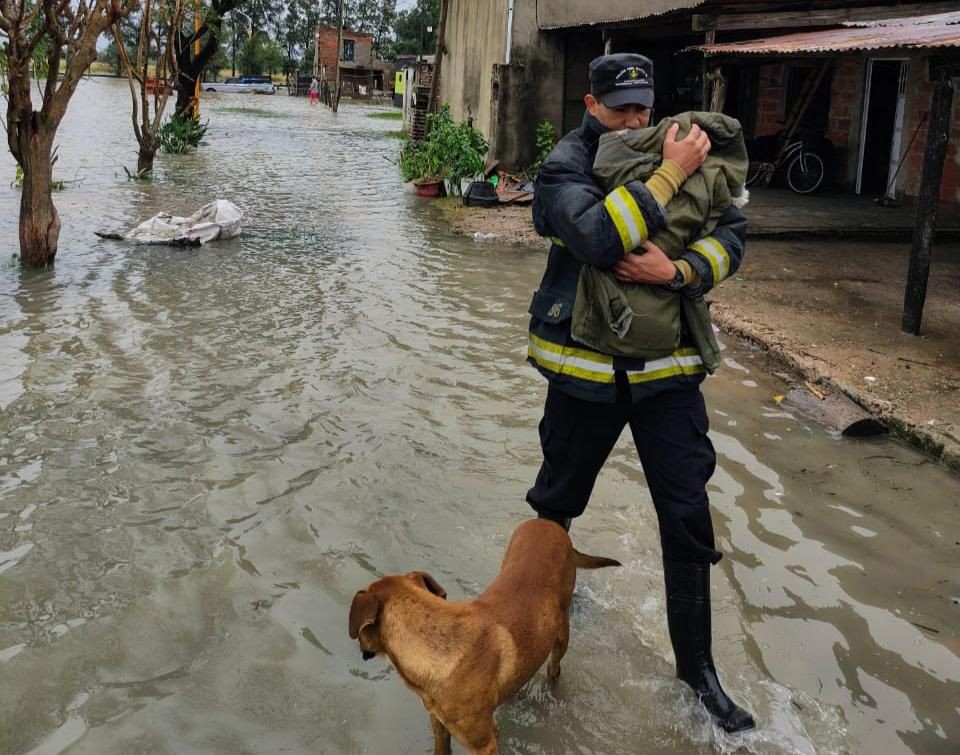 Vera: Provincia despliega un amplio operativo para atender las consecuencias del temporal