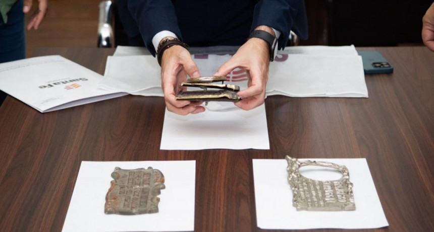 Provincia contin&uacute;a devolviendo placas de bronce que hab&iacute;an sido sustra&iacute;das de cementerios 