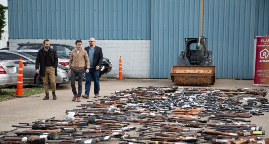 Destrucci&oacute;n de m&aacute;s de 1000 armas en Rosario: muchas eran r&eacute;plicas utilizadas para cometer delitos
