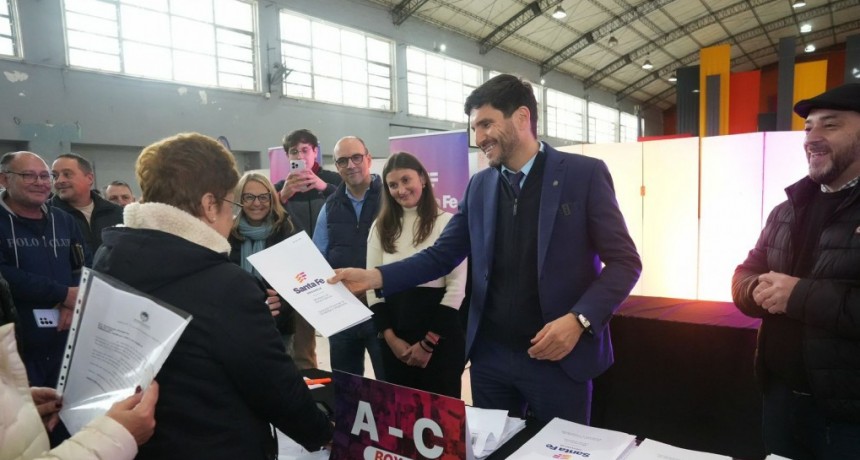 El gobernador Pullaro encabez&oacute; la entrega las escrituras de viviendas a 200 vecinos de la ciudad de Santa Fe