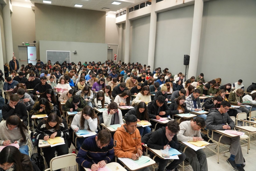 R&eacute;cord: el sistema de Residencias en Salud impulsado por la gesti&oacute;n de Pullaro registr&oacute; 1.865 inscriptos este a&ntilde;o, 72 % m&aacute;s que en 2025