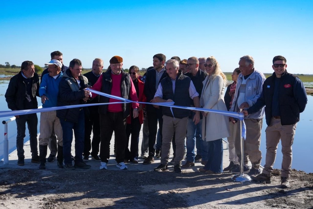 Pullaro inaugur&oacute; un puente clave para la producci&oacute;n en el norte provincial