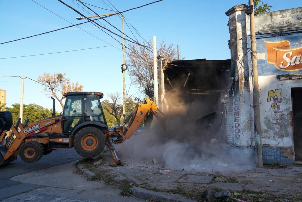 Con aplausos de vecinos, la Provincia derrumb&oacute; el b&uacute;nker de Zazpe y Zavalla