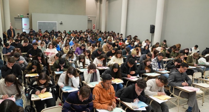 R&eacute;cord: el sistema de Residencias en Salud impulsado por la gesti&oacute;n de Pullaro registr&oacute; 1.865 inscriptos este a&ntilde;o, 72 % m&aacute;s que en 2025