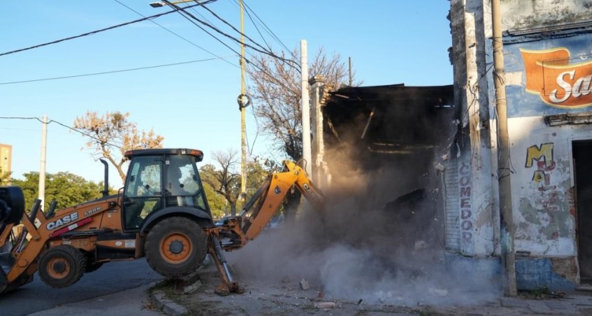 Con aplausos de vecinos, la Provincia derrumb&oacute; el b&uacute;nker de Zazpe y Zavalla