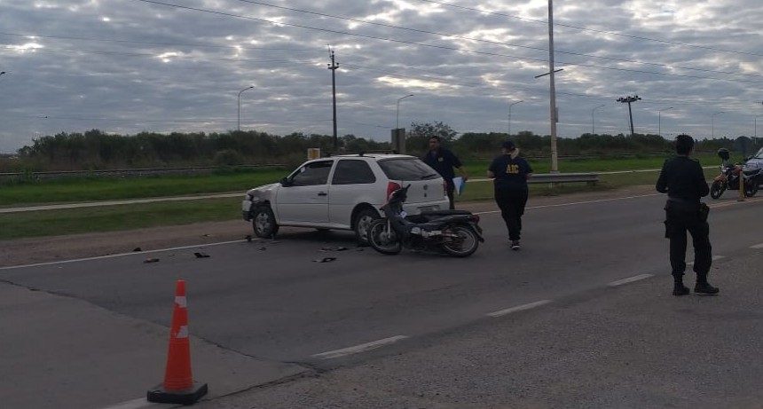 Choque entre una moto y un autom&oacute;vil en Sauce Viejo