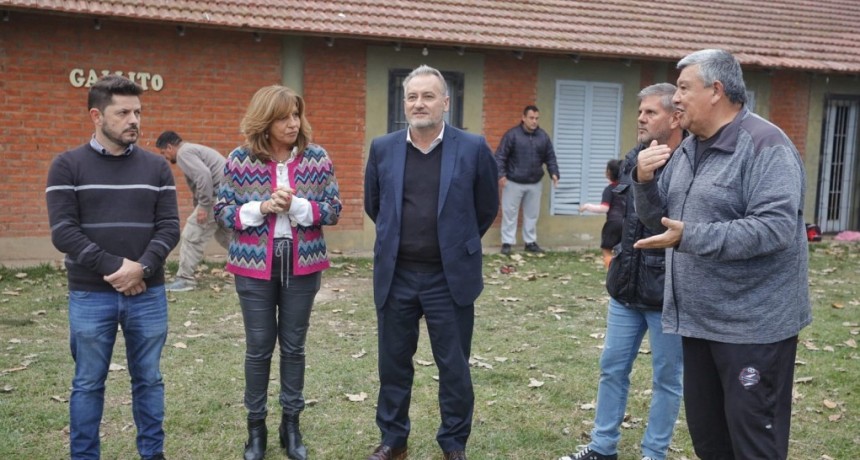 Castell&oacute; y Lewandoski entregaron materiales a clubes del norte de la ciudad de Santa Fe
