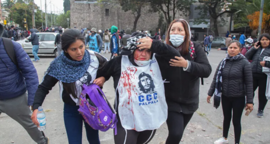 Caos y violencia en Jujuy: la represi&oacute;n policial dej&oacute; 170 personas heridas y 68 presos