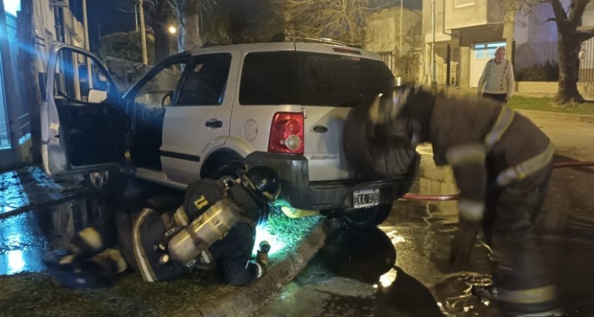 Santo Tom&eacute;: una camioneta se prendi&oacute; fuego en medio de la calle