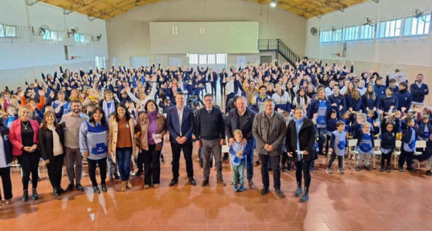 El Ministro Goity y el Senador Michlig entregaron $40 millones a escuelas Dptales. y anunciaron obras inmediatas