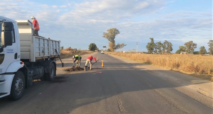 Vialidad Nacional ejectua bacheos sobre Ruta 11 entre Candioti y Videla