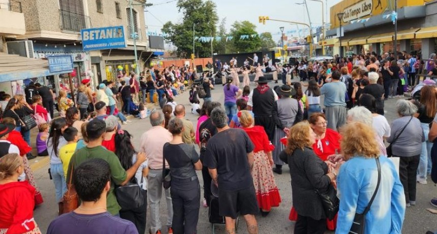 Santo Tom&eacute;: con una gran concurrencia de vecinos, se realiz&oacute; la 3&ordf; Feria Comercial y Kermesse en el sector de las avenidas