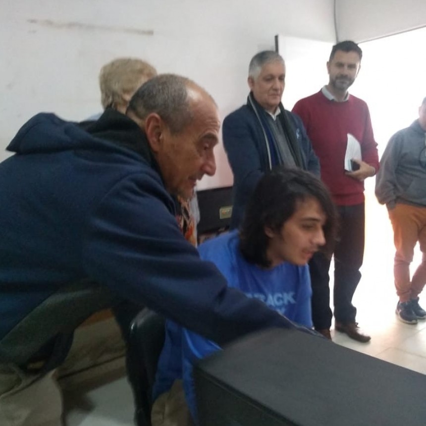 Sauce Viejo: el intendente Mario Papaleo don&oacute; una computadora a un alumno de rob&oacute;tica del Liceo Municipal