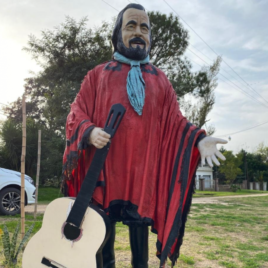 Sauce Viejo: retiraron la estatua de Horacio Guarany para su restauraci&oacute;n