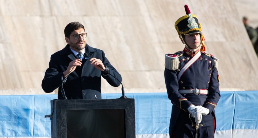Pullaro: &ldquo;La Bandera une a los argentinos bajo un mismo objetivo&rdquo;