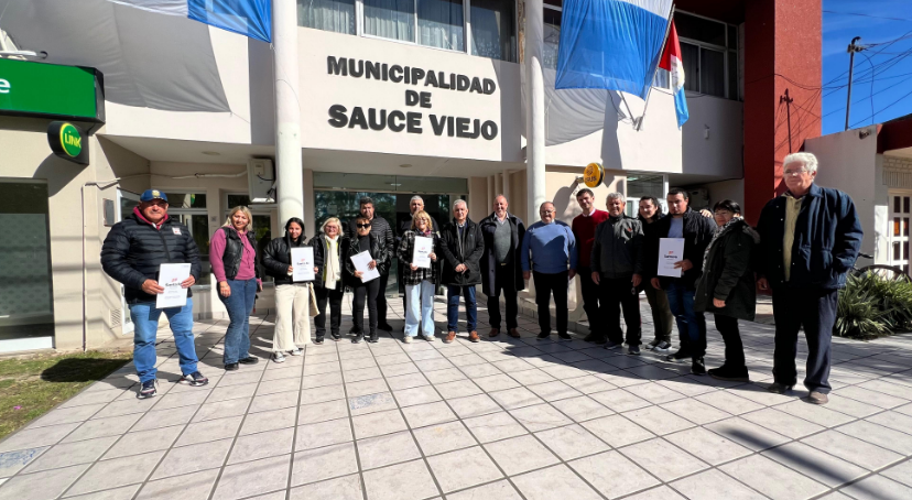 Sauce Viejo: decenas de familias recibieron la escritura de su vivienda tras años de espera