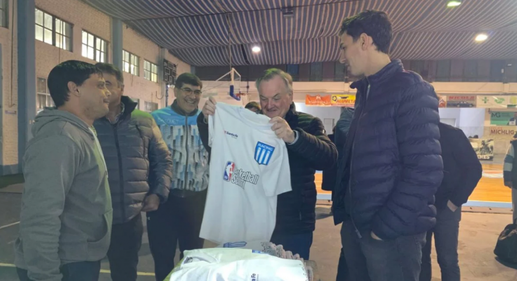 El senador Felipe Michlig acercó aportes y equipamientos al Club Racing LTC de la ciudad de San Cristóbal