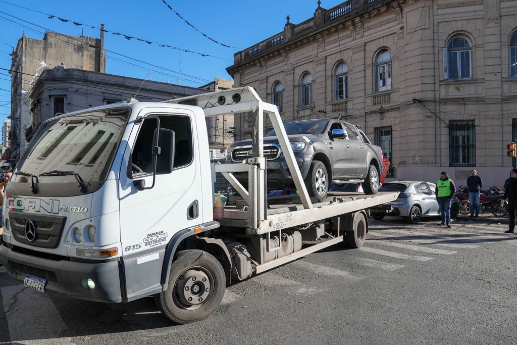 Provincia comenzó a retirar de las comisarías de Santa Fe los vehículos secuestrados por ilícitos
