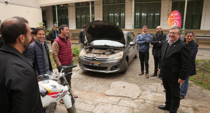 Provincia entreg&oacute; motos y autos incautados al delito a instituciones educativas de Santa Fe