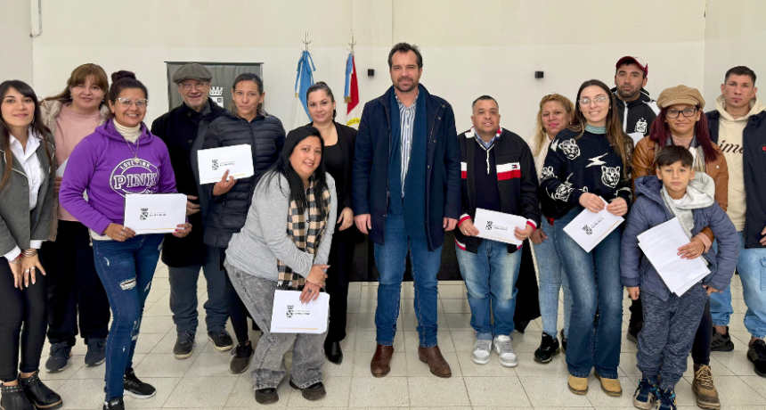 Santo Tom&eacute;: entrega del programa Banco Solidario: diez emprendedores recibieron 