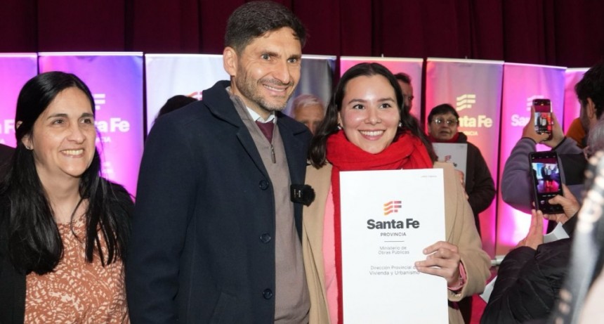 Pullaro encabez&oacute; la entrega de m&aacute;s de 70 escrituras a familias de Santo Tom&eacute;
