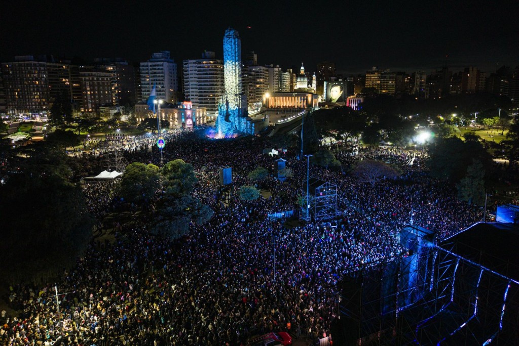 20 de Junio hist&oacute;rico: al pie del Monumento renovado por la Provincia, m&aacute;s de 350.000 personas celebraron el D&iacute;a de la Bandera
