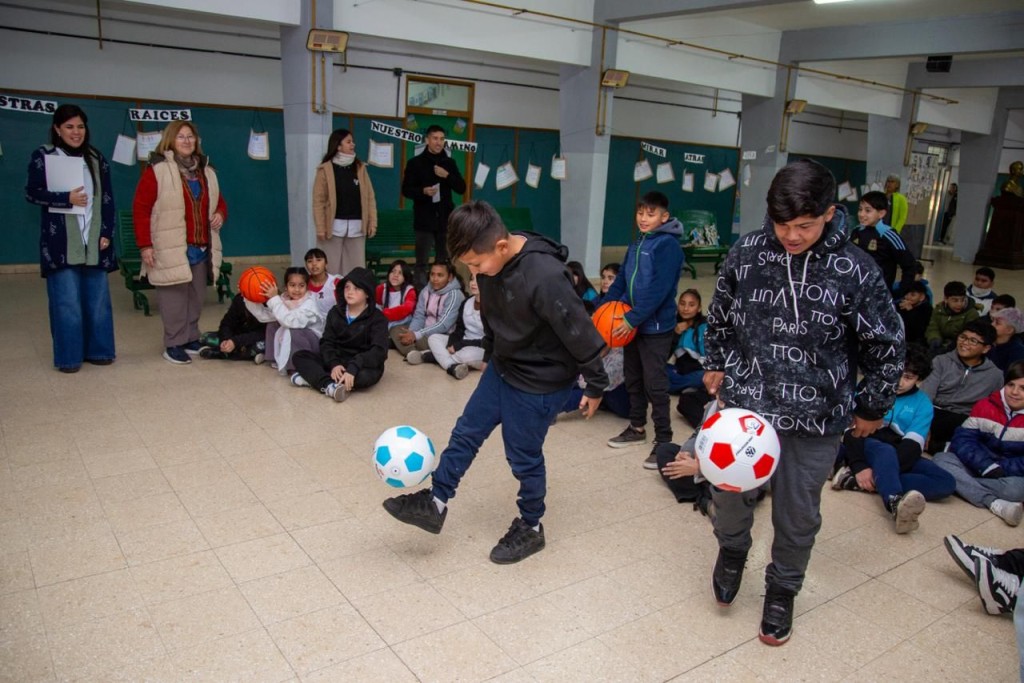 En la gesti&oacute;n de Pullaro, m&aacute;s de 100 escuelas recibieron donaciones financiadas con bienes recuperados del delito