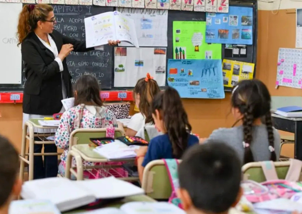 Asistencia Perfecta: m&aacute;s de 63 mil docentes, directivos, secretarios, preceptores y asistentes escolares cobrar&aacute;n el incentivo mensual de mayo