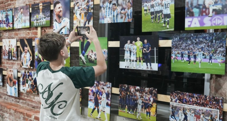 Provincia acerca la historia de Messi a la ciudad de Santa Fe con una muestra in&eacute;dita de 150 fotograf&iacute;as