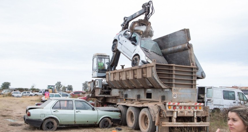 M&aacute;s de 1.500 veh&iacute;culos: la Provincia inici&oacute; un nuevo procedimiento de compactaci&oacute;n en Bella Italia 