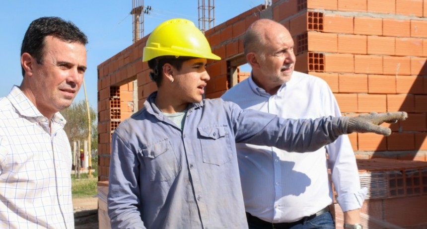 Perotti recorri&oacute; la obra de construcci&oacute;n de 183 viviendas en barrio La Florida de Santa Fe