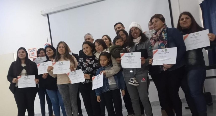 El Liceo de Sauce Viejo entreg&oacute; diplomas a las primeras egresadas del curso de formaci&oacute;n en cuidado de adultos mayores