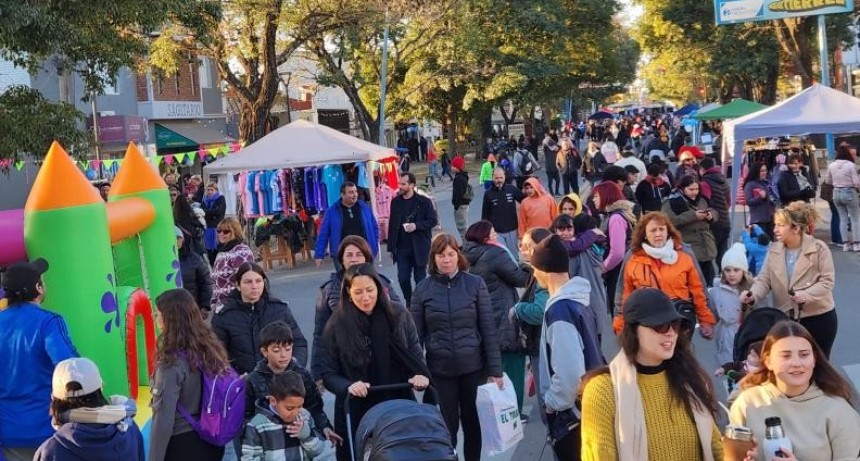 Santo Tom&eacute;: una gran cantidad de vecinos disfrut&oacute; en Av. Luj&aacute;n de la 5&ordf; edici&oacute;n de la Feria Comercial