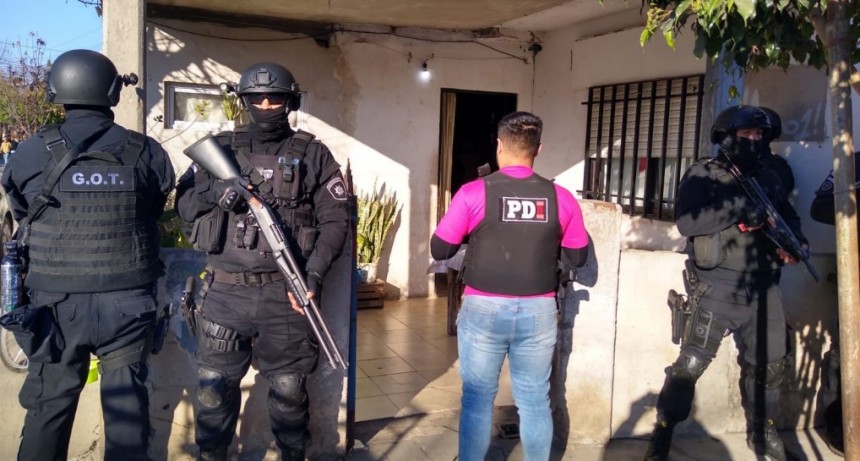 Entrega controlada, agente revelador y allanamientos por venta de drogas en zona oeste de Rosario