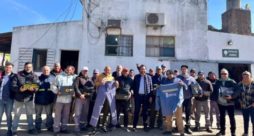 El intendente Weiss Ackerley entreg&oacute; ropa de trabajo a empleados municipales