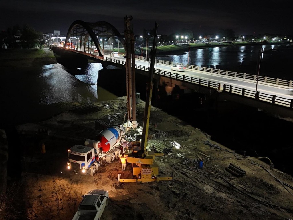 De día y de noche, avanza a paso firme la construcción del nuevo Puente Santa Fe-Santo Tomé