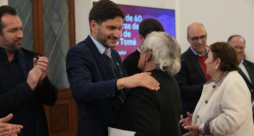 Pullaro, al entregar 60 escrituras a familias de Santo Tom&eacute;: &ldquo;Este es un acto de profunda justicia&rdquo;