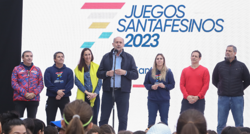 Perotti encabez&oacute; el acto de apertura de las finales de los Juegos Santafesinos 2023