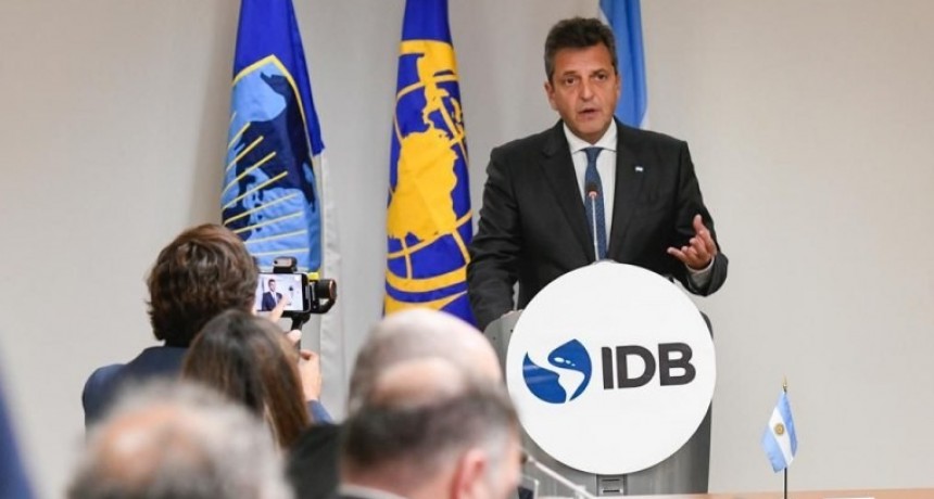 Massa anunci&oacute; fondos extra por US$ 1.300 millones y dijo que a EEUU le preocupa que se prometa dolarizaci&oacute;n "sin consultar"