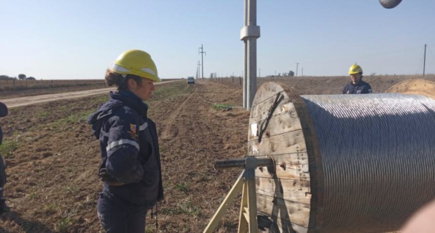Avanza la obra de la l&iacute;nea el&eacute;ctrica que vincular&aacute; Firmat con Berabev&uacute;