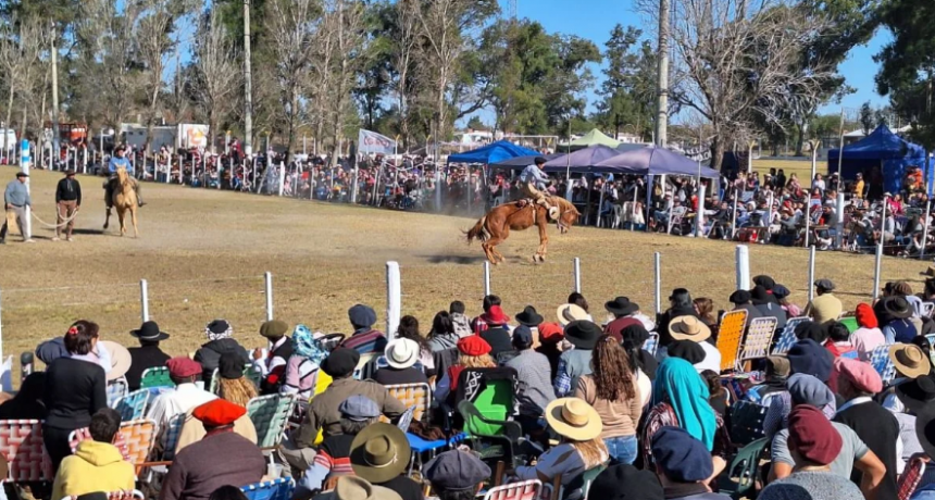 Felipe Michlig presente en el Festival de Jineteada y Montas Especiales de Arruf&oacute;
