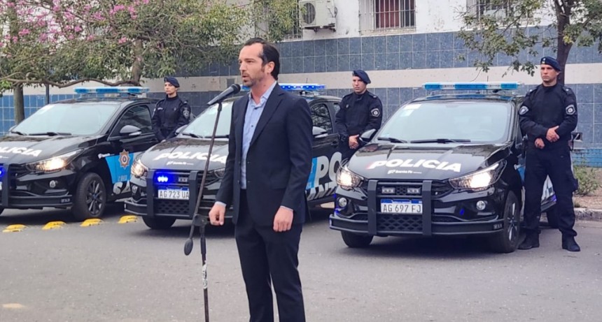 El intendente Weiss Ackerley recibi&oacute; 5 patrulleros 0 Km para Santo Tom&eacute;