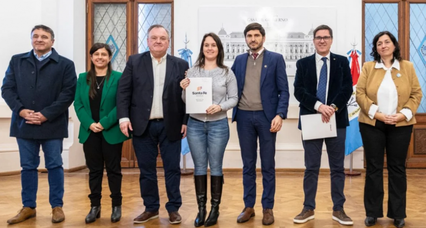 Firma de convenios por $200 millones para construir 5 nuevas aulas en el Dpto. San Crist&oacute;bal