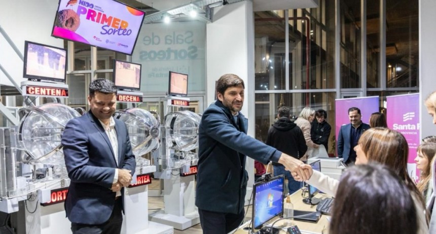 Con la presencia de Pullaro, se realiz&oacute; el primer sorteo de los "Cr&eacute;ditos Nido": "Estamos dando una respuesta para las familias de trabajadores"