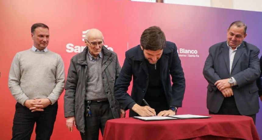 Pullaro firm&oacute; un convenio con Los Sin Techo para construir 600 unidades habitacionales en Santa Fe