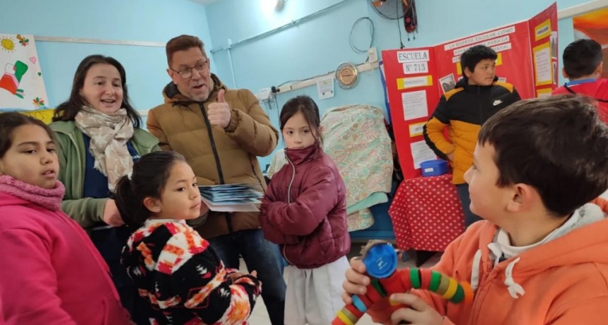 El senador Rodrigo Borla recorri&oacute; las ferias de ciencias en escuelas de Colonia La Mora y Colonia Dolores