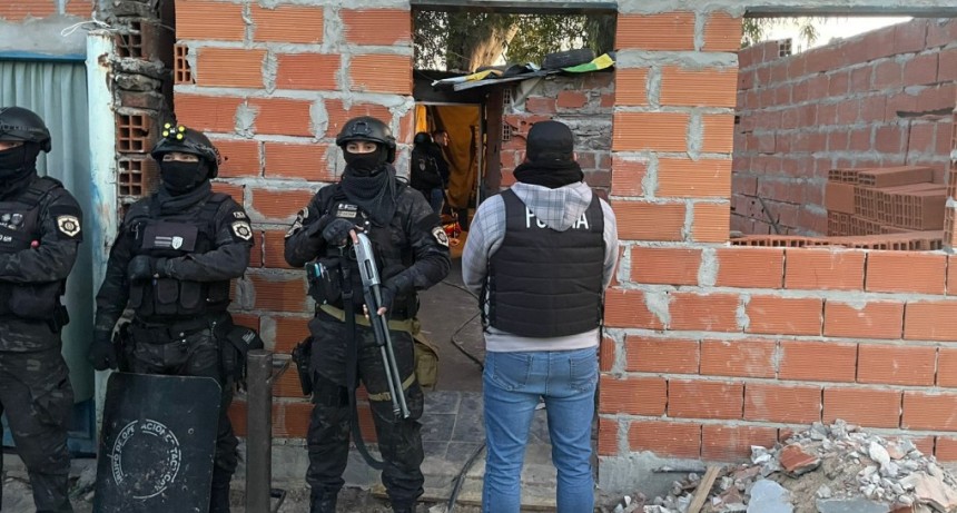 Tres detenidos en m&uacute;ltiples allanamientos por venta de drogas y conflicto entre bandas en zona oeste de Rosario